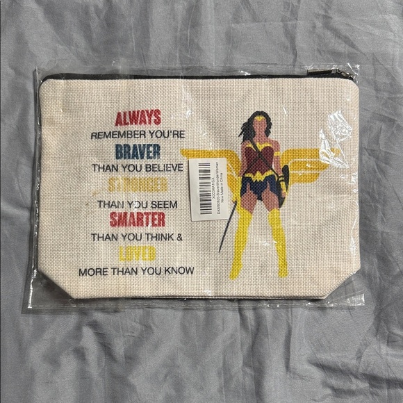Handbags - NWT uplifting woman small zipper bag